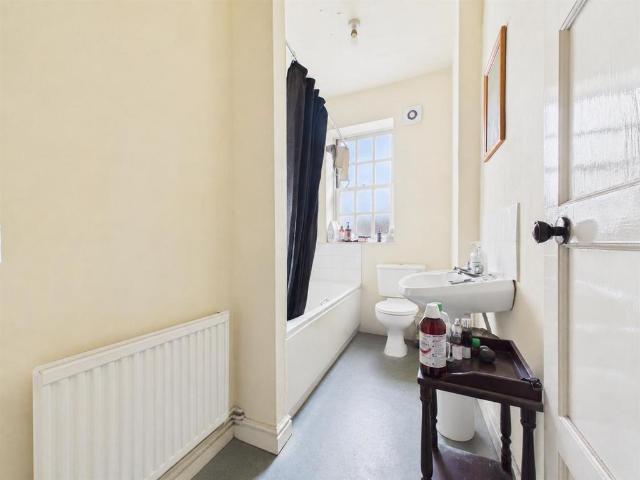 Flat for sale in Fairfield, Wychavon