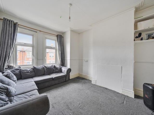 Flat for sale in London Borough of Merton, Raynes Park