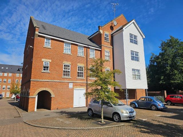 Flat for sale in Walton, Aylesbury
