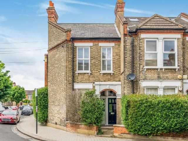 Flat for sale in Furzedown, Greater London