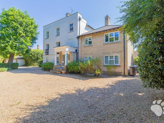 Flat for sale in Noak Bridge, Essex
