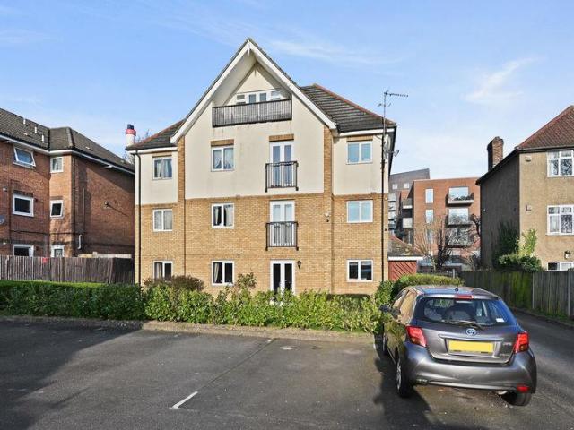 Flat for sale in Harrow Weald, Greater London