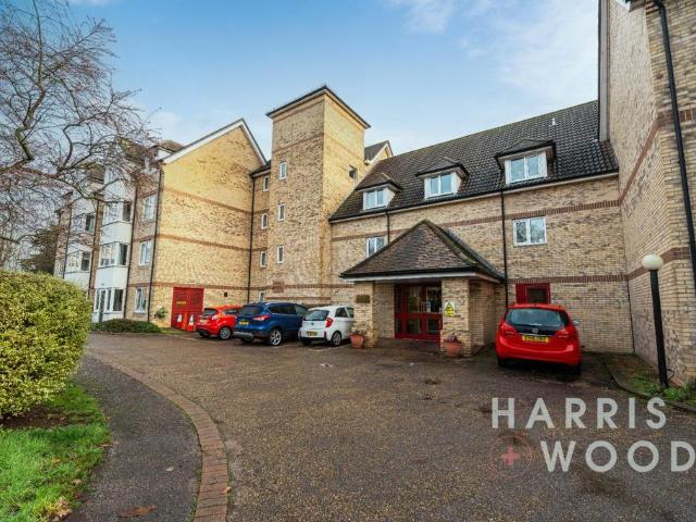 Flat for sale in Chipping Hill, Essex