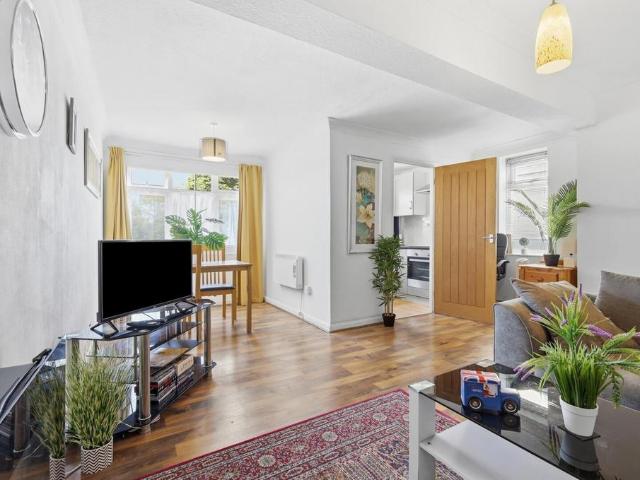 Flat for sale in Wanstead, Greater London