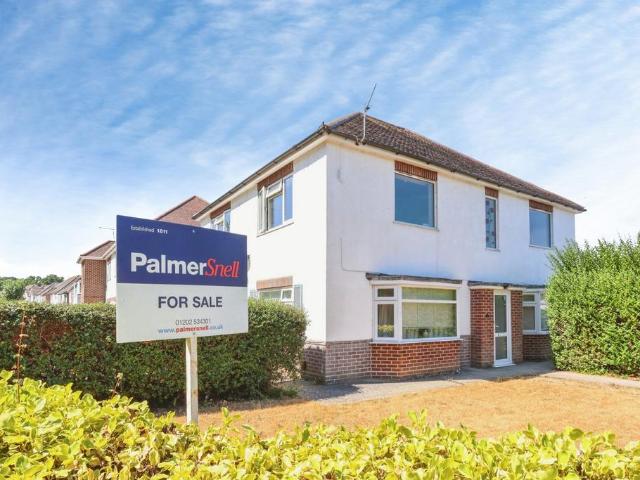 Flat for sale in Holdenhurst, Bournemouth