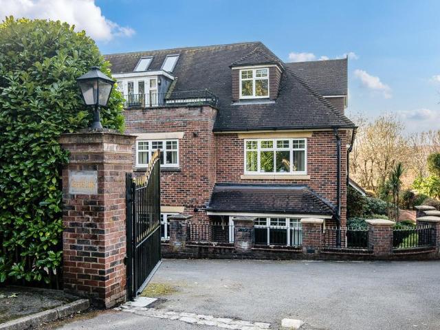 Flat for sale in Grayswood, Waverley