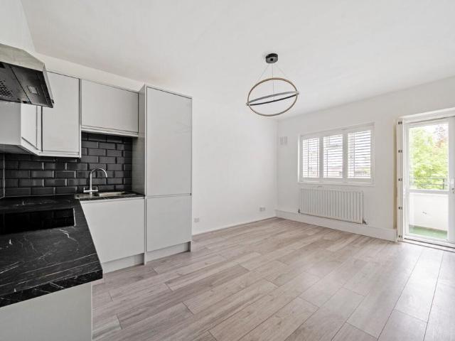 Flat for sale in Balham, Greater London