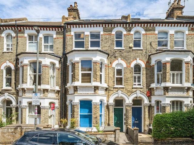 Flat for sale in Clapham Junction, Greater London