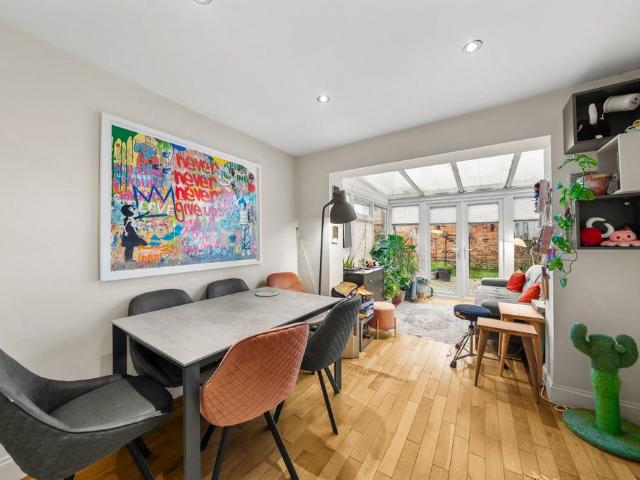 Flat for sale in Dollis Hill, Greater London