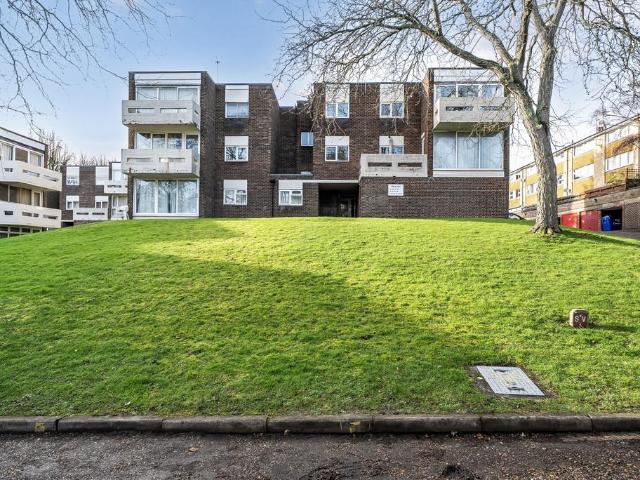Flat for sale in Horsell, Woking