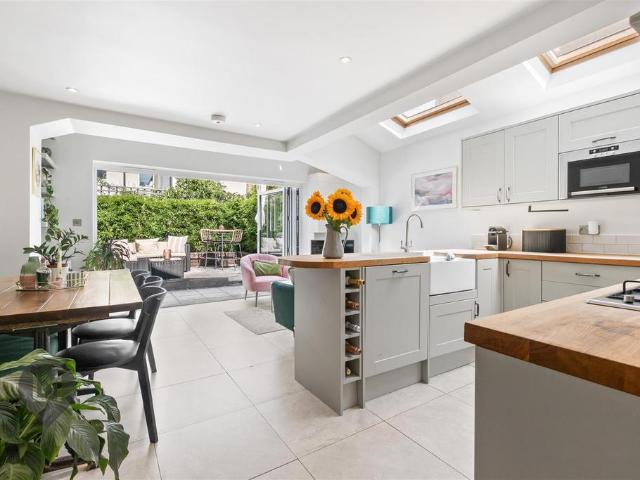 Flat for sale in London Borough of Wandsworth, Greater London