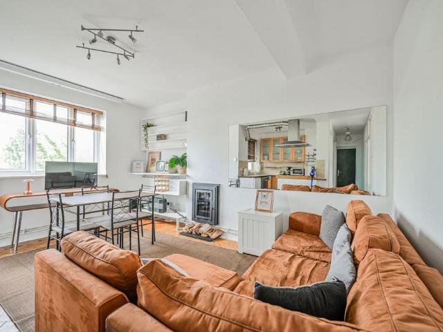 Flat for sale in Stoke Newington, Greater London