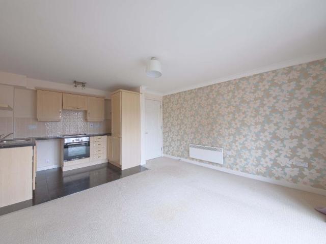 Flat for sale in Maidenhead, Bray Wick
