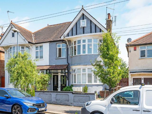 Flat for sale in Lane, Greater London