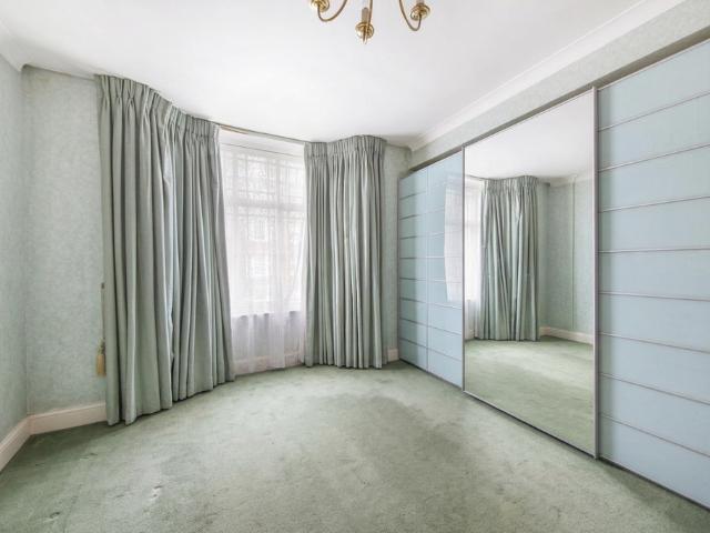 Flat for sale in Bayswater, Greater London
