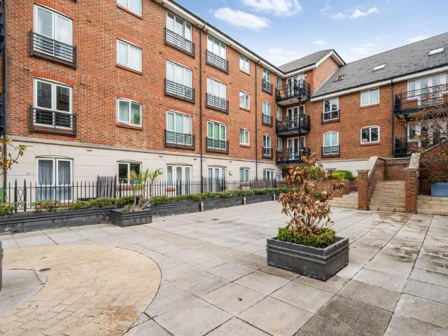 Flat for sale in London Borough of Hounslow, Greater London