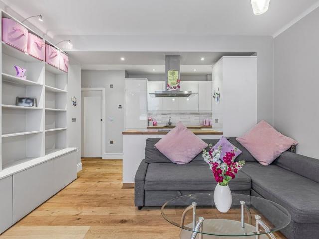 Flat for sale in Bayswater, Greater London