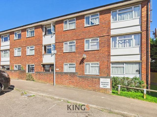 Flat for sale in Potters Bar, Oakmere