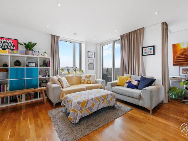 Flat for sale in Stratford Marsh, Greater London
