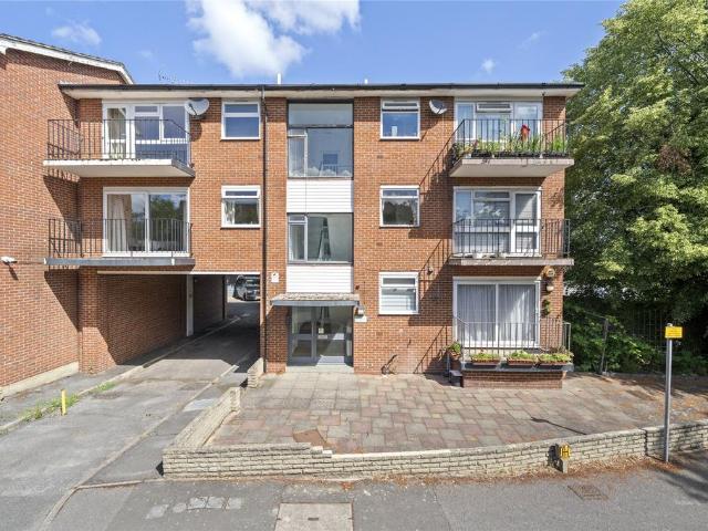 Flat for sale in Motspur Park, Greater London