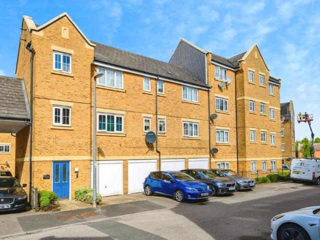 Flat for sale in Dunstable, Bedfordshire