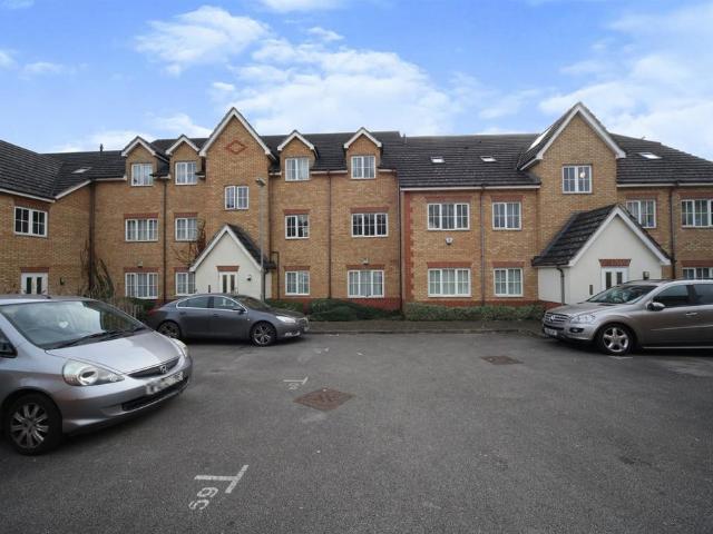 Flat for sale in Spring Park, Luton