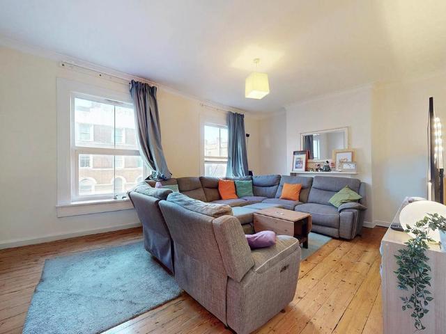 Flat for sale in Finsbury Park, Greater London