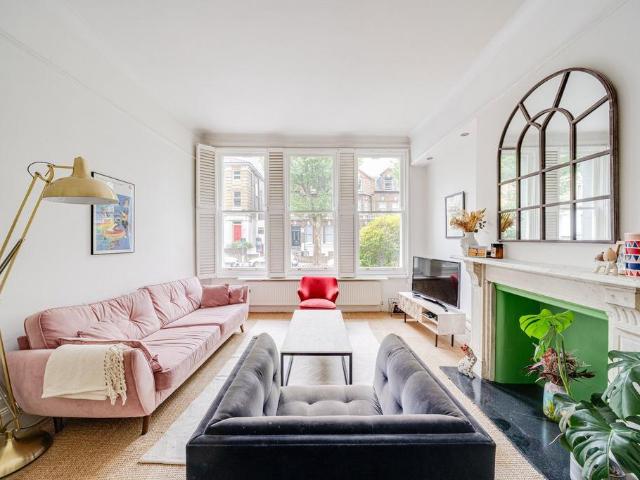 Flat for sale in Queen's Park, Greater London