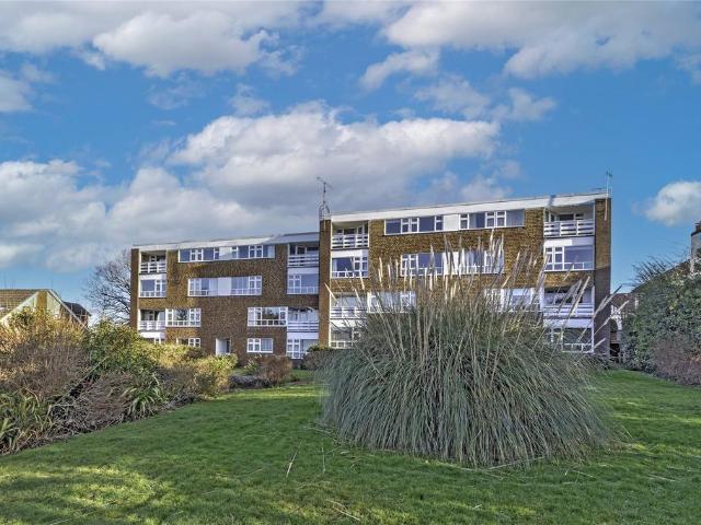 Flat for sale in Surbiton, Greater London