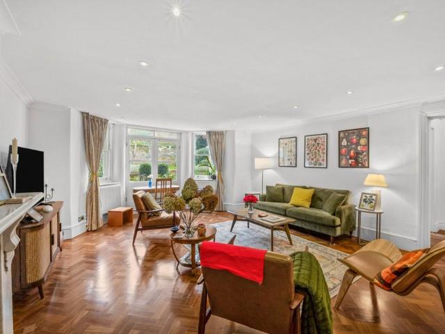 Flat for sale in Belsize Park, Greater London