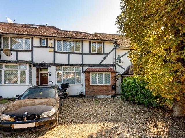 Flat for sale in Motspur Park, Greater London