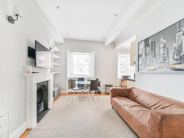 Flat for sale in Kensington, Greater London