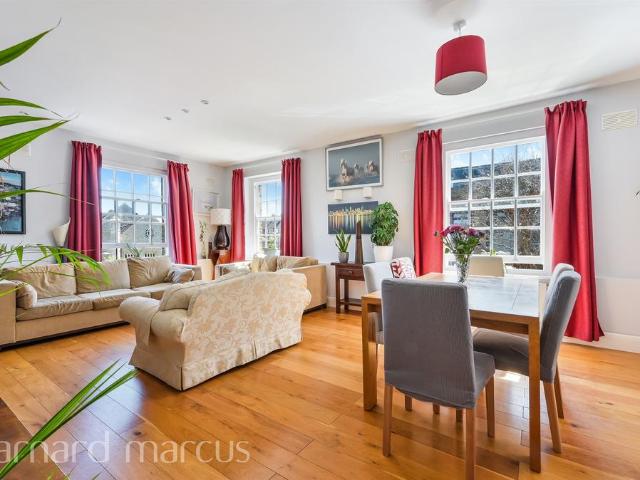 Flat for sale in Woodcote, Epsom