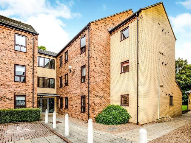 Flat for sale in Belle Isle, West Yorkshire