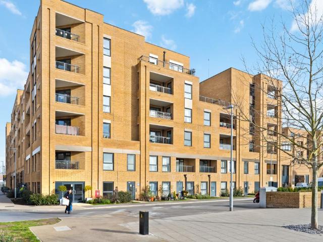 Flat for sale in Hackbridge, Greater London