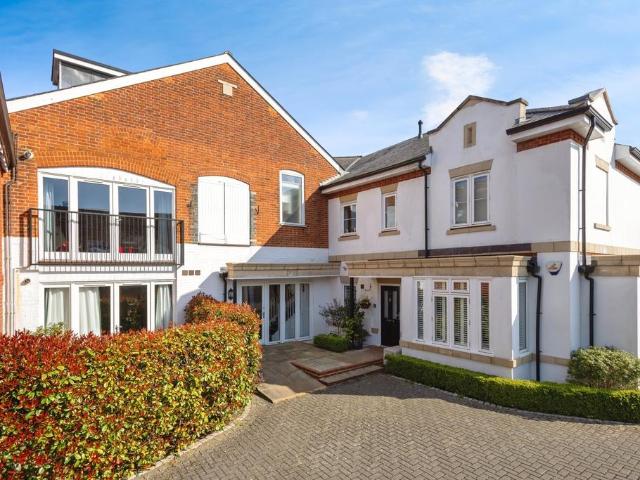 Flat for sale in Ripley, Guildford