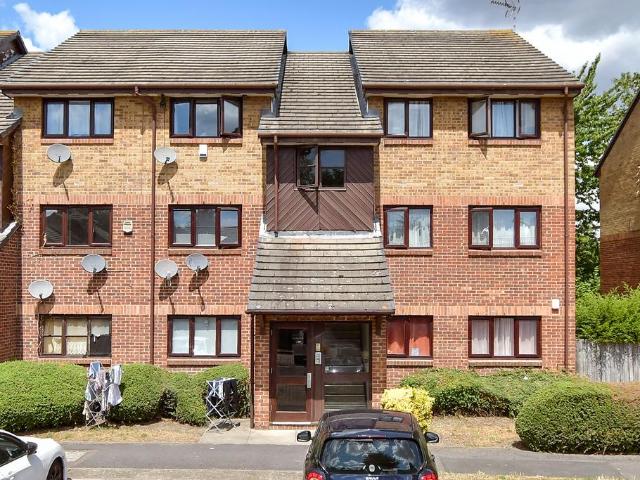 Flat for sale in Dagenham, Chadwell Heath