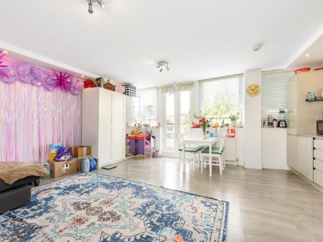 Flat for sale in High Barnet, Greater London