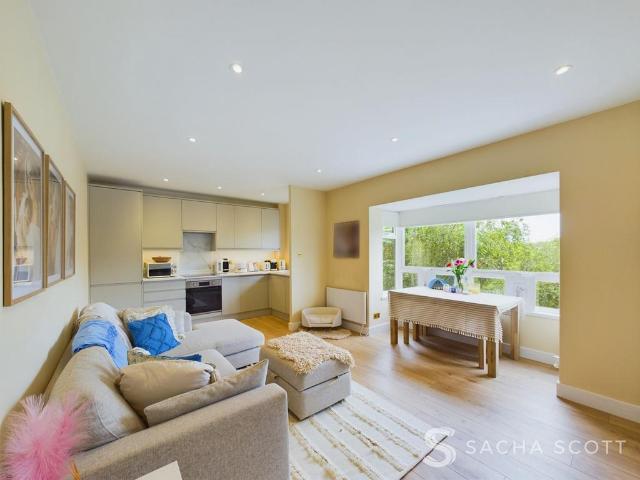 Flat for sale in Worcester Park, Greater London