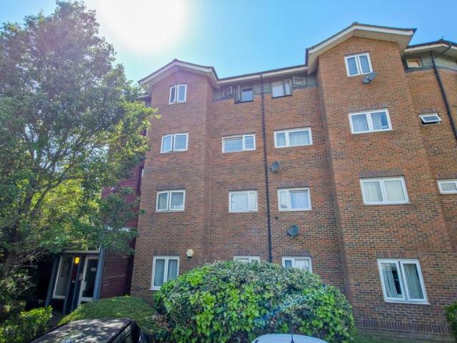Flat for sale in Thamesmead, Greater London