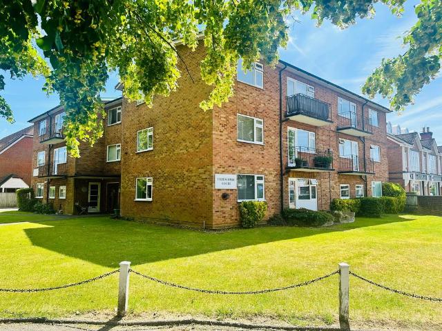 Flat for sale in Beaconsfield, Knotty Green