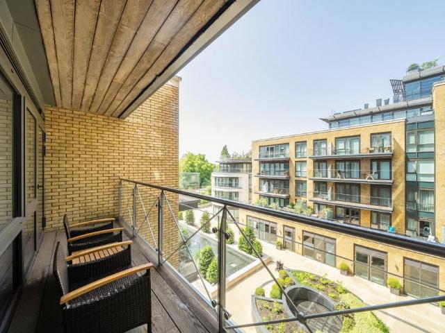 Flat for sale in London Borough of Hounslow, Strand