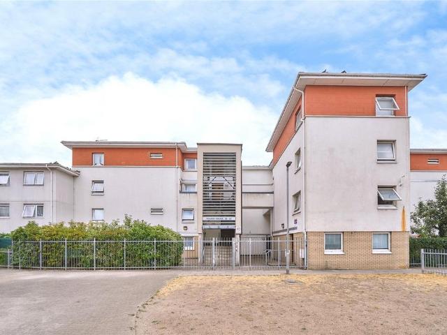 Flat for sale in Bromley-by-Bow, Bow