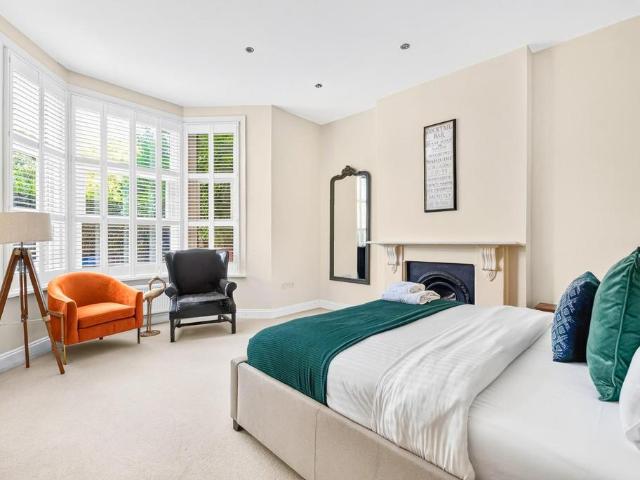 Flat for sale in London Borough of Ealing, Greater London