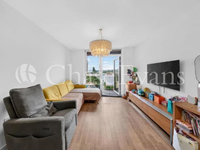 Flat for sale in East Greenwich, Greater London