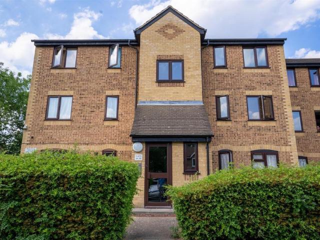 Flat for sale in London Borough of Hounslow, Heston