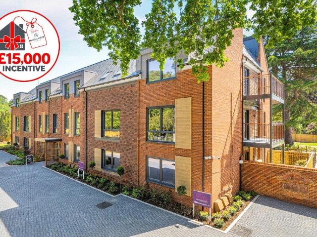 Flat for sale in Horsell, Woking