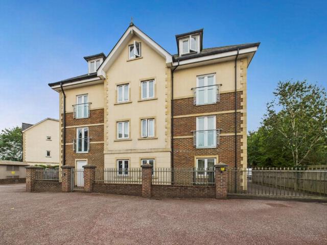 Flat for sale in Perryfields, West Sussex