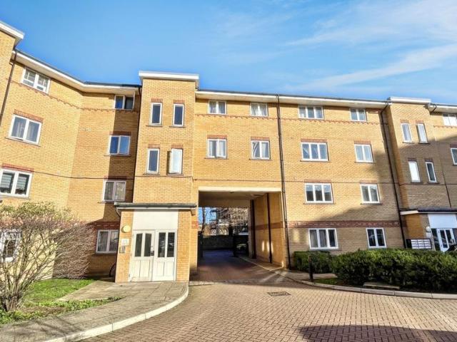 Flat for sale in Charlton Riverside, Greater London