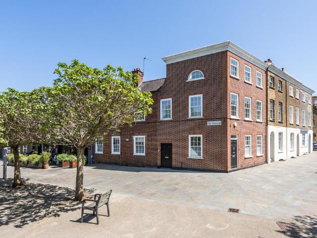 Flat for sale in Clapham, Greater London